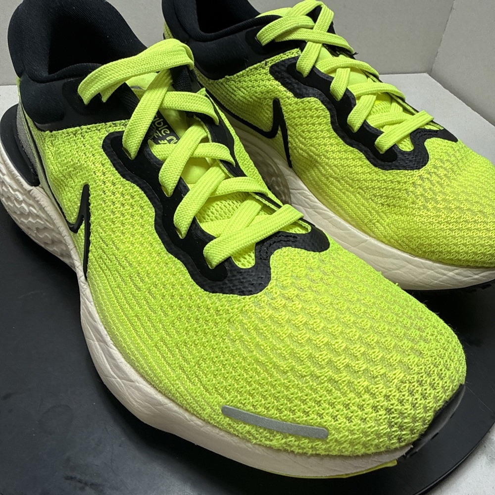 Nike ZoomX Invincible Run Flyknit Volt Black Men's Size 7.5 Running Walk Shoes